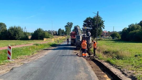 Trwa przebudowa drogi w Bielowicach. Odcinek ma zyskać szerszą jezdnię i nowe oznakowanie