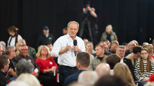 Tusk w Piotrkowie. Propaganda i ekstaza wyznawców