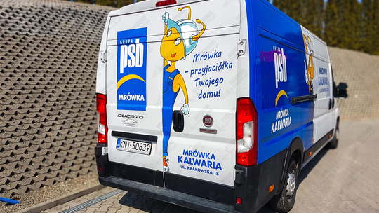 Twoja firma w ruchu – jak oklejanie samochodów i naklejki odblaskowe zmieniają zwykłe auta w skuteczne reklamy?