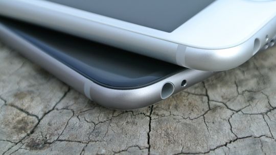 Tylko w Europie smartfony emitują rocznie 14 mln ton CO2. Telekomy dążą do minimalizowania negatywnego wpływu technologii na środowisko