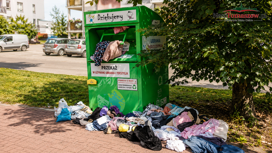 Ubrania zalegają na chodnikach. Kto pilnuje pojemników na używaną odzież?
