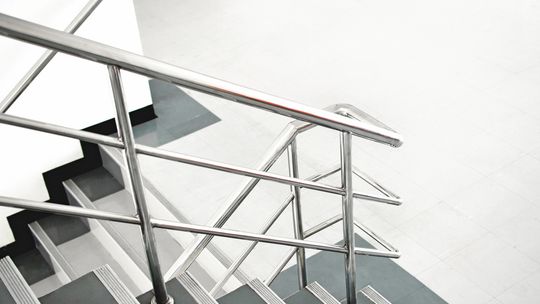 Uchwyty do balustrad szklanych: Co warto o nich wiedzieć?