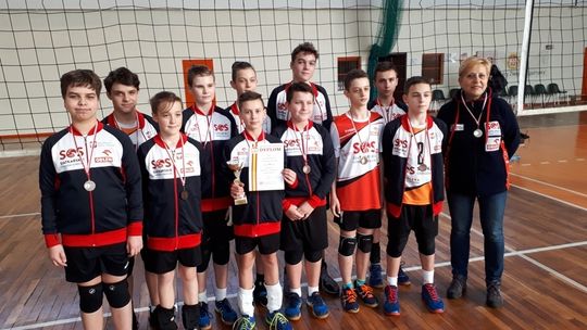 Uczniowie SP 12 finalistami Mistrzostw Województwa w piłce siatkowej – czwórki chłopców