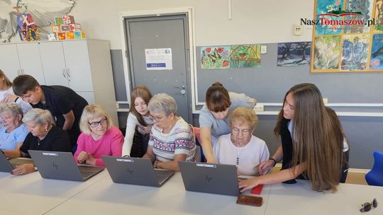 Uczniowie z Tomaszowa uczyli seniorów nowych technologii. Międzypokoleniowe spotkanie w SP nr 14
