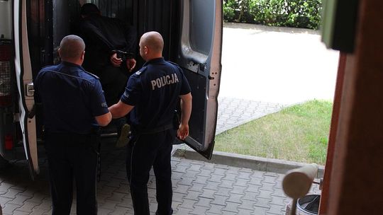 Uderzył pięścią w samochód, odpowie za uszkodzenie mienia