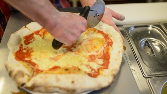 Ulubionym daniem Polaków jest pizza, ale na popularności zyskuje też kuchnia grecka