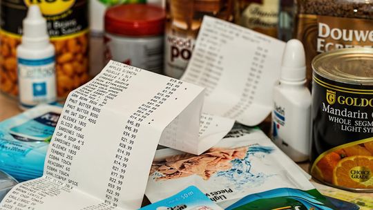 Unijna dyrektywa ukróci nieuczciwe promocje. Ochroni też konsumentów przed fałszywymi opiniami o produktach i usługach