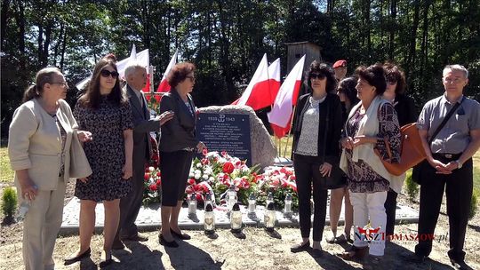 Uroczystość odsłonięcia pamiątkowego głazu ku czci rodziny Pająków