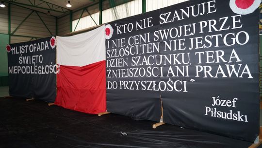 Uroczystości patriotyczne z okazji Święta Niepodległości   w Zespole Szkół Ponadgimnazjalnych nr 3 im.Jana Pawła II  w Tomaszowie Maz.