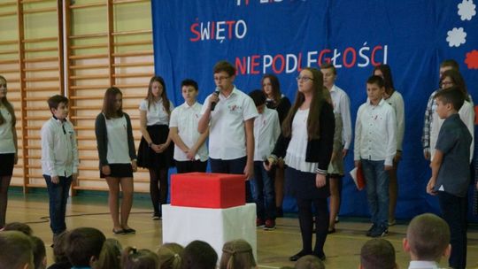 Uroczysty apel z okazji Święta Niepodległości w Zespole Szkół nr 8