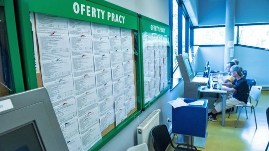 Urzędy pracy pomału wypadają z gry. W 2022 r. zaliczyły spadek liczby oferowanych miejsc o 12,5 proc. rdr.