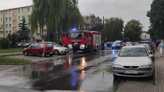 Usuwają skutki burzy i walczą z ogniem