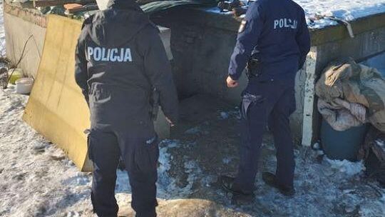 Uwaga na mróz. Policjanci kontrolują pustostany i sprawdzają, czy nikt nie potrzebuje pomocy