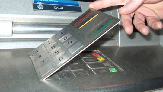 Uwaga na skimmerów! Eksperci KNF radzą, jak bezpiecznie wypłacać z bankomatów