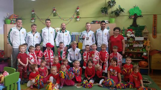 (Video) Piłkarze u przedszkolaków
