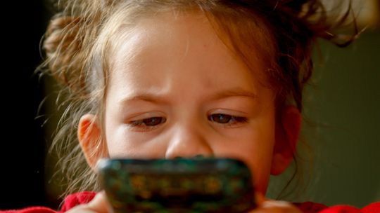 W efekcie pandemii coraz więcej dzieci jest uzależnionych od internetu i smartfonów. Negatywnie wpłynie to na ich rozwój i relacje społeczne