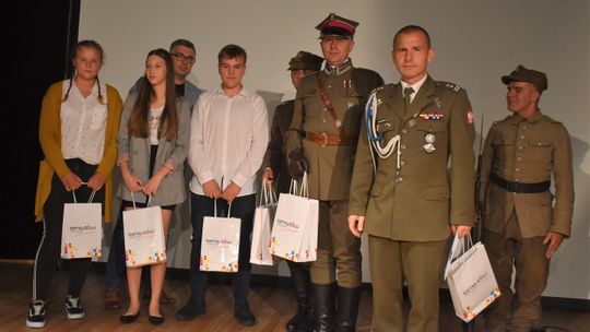 W hołdzie tomaszowskim bohaterom wojennym