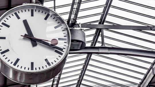 W nocy z soboty na niedzielę śpimy godzinę dłużej. Wskazówki cofamy o 60 minut