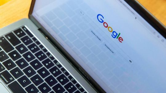 W ostatnim miesiącu kampanii Polacy pytali Google o Nawrockiego, aborcję i głosowanie online