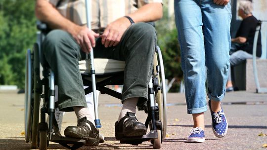 W Polsce chorzy na stwardnienie rozsiane czekają na leczenie blisko 15 miesięcy od diagnozy. Zalecany czas to maksymalnie cztery tygodnie