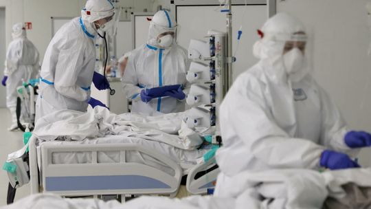 W Polsce zmarło ponad 110 tys. osób z COVID-19, w tym 304 lekarzy i 257 pielęgniarek