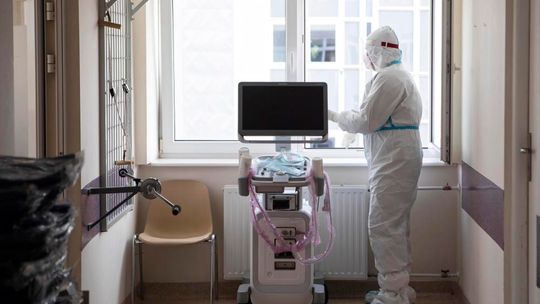 W Polsce zmarło ponad 78,5 tys. osób z COVID-19, w tym 234 lekarzy i 193 pielęgniarki