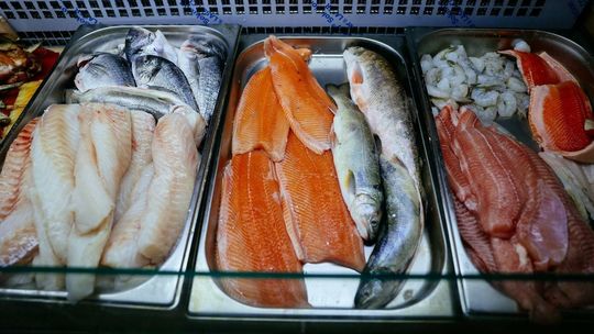 W rybach i owocach morza jest więcej PFAS niż by się wydawało