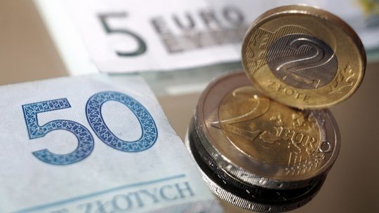W środę rano złoty umacnia się do głównych walut