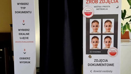 W Urzędzie Gminy Lubochnia dostępna jest fotobudka.