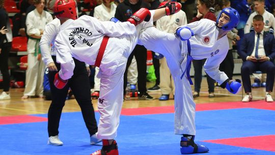 Walczą na matach Areny Lodowej. Trwają Mistrzostwa Polski