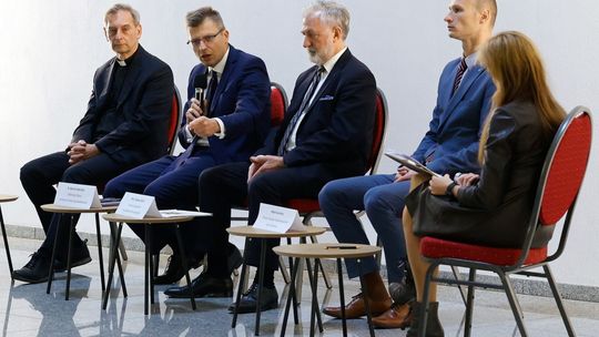 Warchoł: ponad 2,4 tys. prokuratorskich postępowań ws. prześladowania chrześcijan