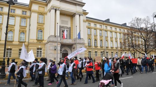 Warszawa: pod KPRM protestują pracownicy budżetówki