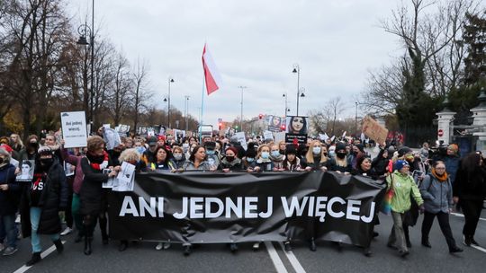Warszawa: rozpoczął się protest pod hasłem "Ani jednej więcej" przed TK