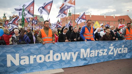 Warszawa: z placu Zamkowego wyruszył Narodowy Marsz Życia