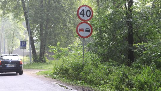 Wąska, niezbezpieczna, bez chodnika i źle oznakowana
