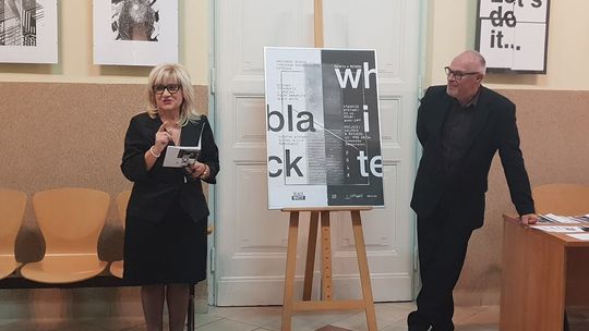 Wernisaż wystawy "Black White" autorstwa Piotra Abramczyka