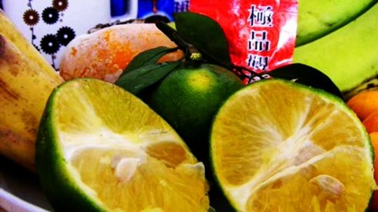 What colour is an orange? No właśnie - ŁOT?