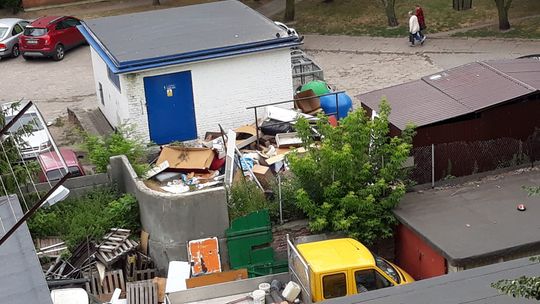 Wielkogabarytowe śmieci zalegają miesiącami