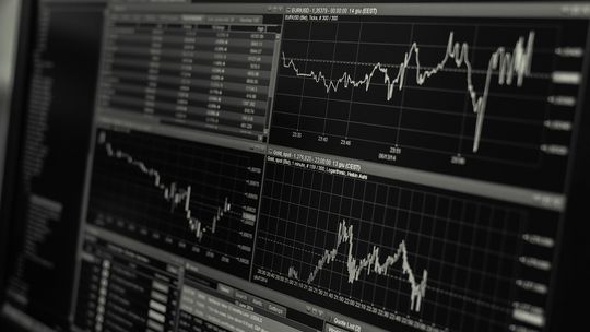 Wielu ekonomistów prognozuje recesję w 2023 roku. Polska może jednak uniknąć tego scenariusza