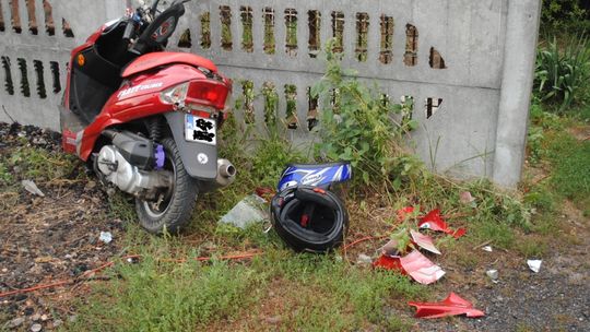 Wjechał motorowerem w słup