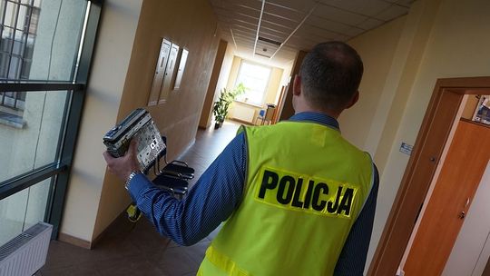 Włamał się do samochodu i ukradł radio. Został zatrzymany