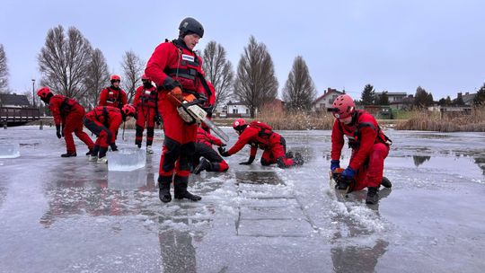 WOPR i policja ćwiczyli ratownictwo lodowe — praktyczne manewry, współpraca służb i edukacja dzieci