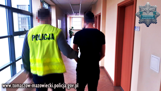 Wściekłość wyładował na przystanku autobusowym