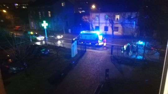 Wszedł prosto pod nadjeżdżający samochód