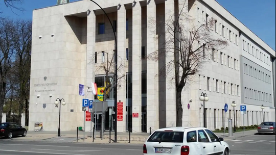 Wydamy prawie 50 milionów złotych na krótszy czas pracy... w administracji