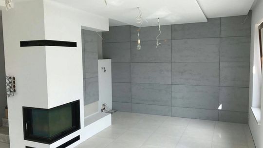 Wykańczasz dom i szukasz trwałych, a zarazem ładnych materiałów? Beton architektoniczny spełni Twoje oczekiwania