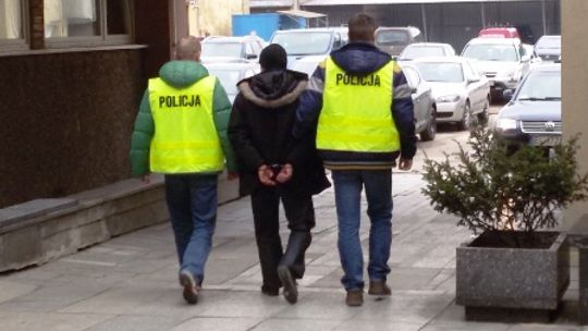 Wyłudzili pół miliona złotych
