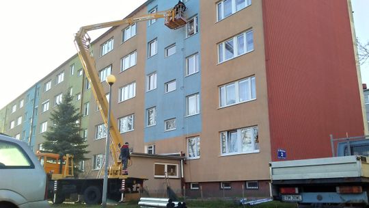 Wymieniają rynny na osiedlu Hubala