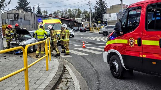 Wypadek drogowy w Ujeździe. Jedna osoba trafiła do szpitala