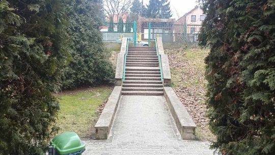 Wypadek na szkolnych schodach. Uszkodzony kręgosłup pracownicy
